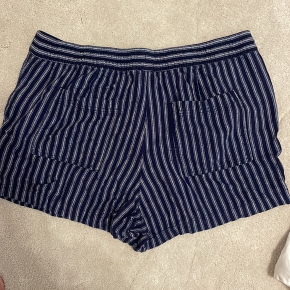 Gap Linen Shorts - Picture 3 of 3